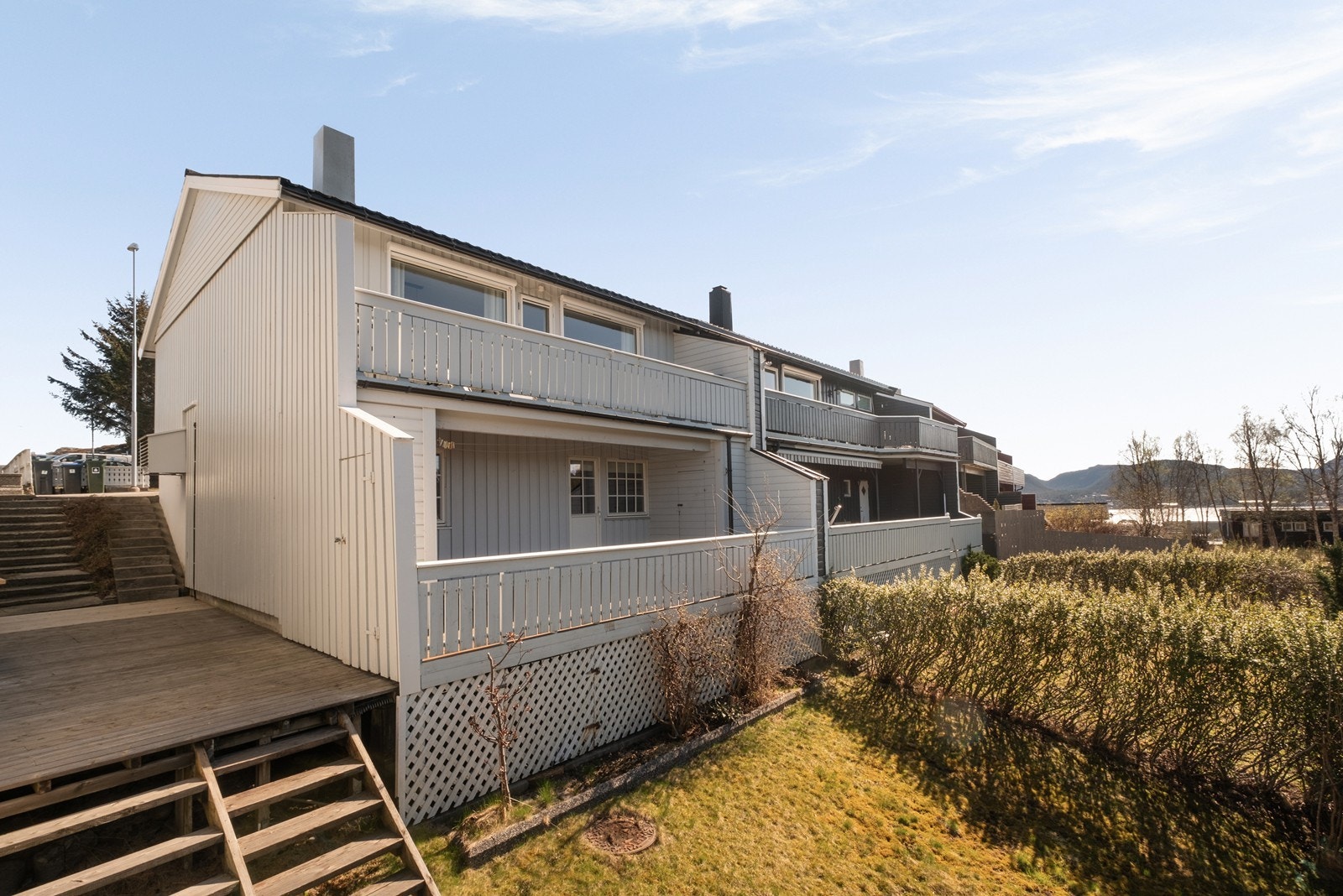 Boligen har en balkong med glassfibertak og terrassedekke i underetasje, som gir gode uteområder. Galleribilde