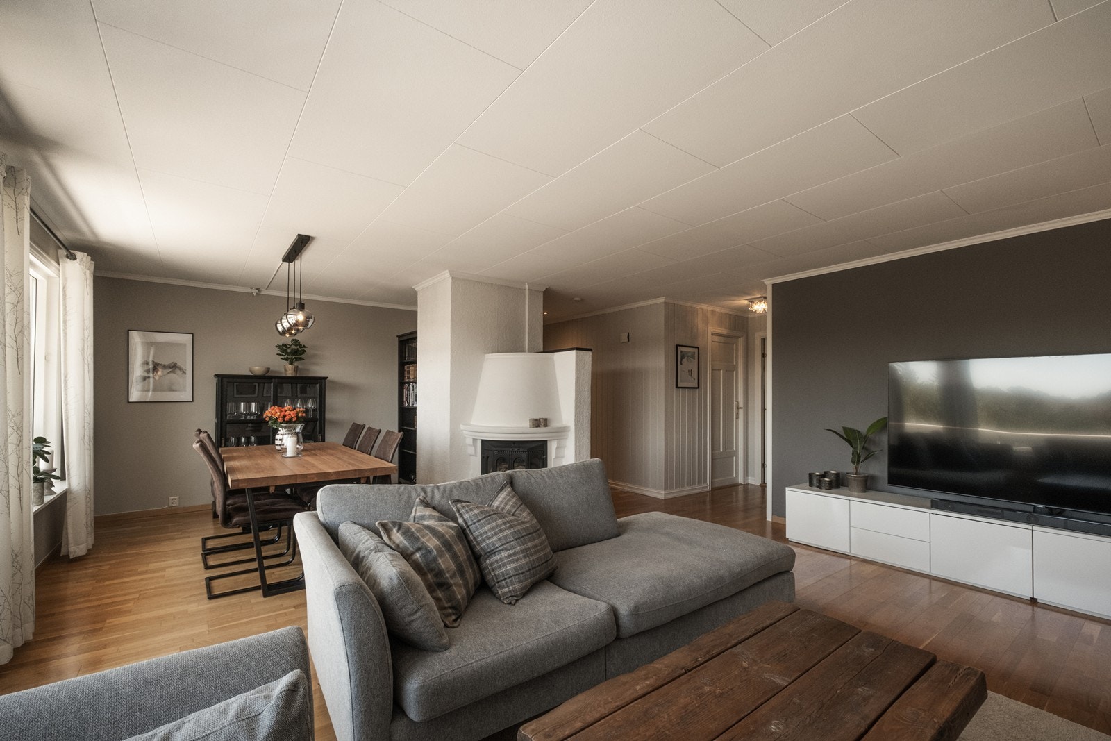 Stuen har vegger kledd med malte plater for et moderne uttrykk. Galleribilde