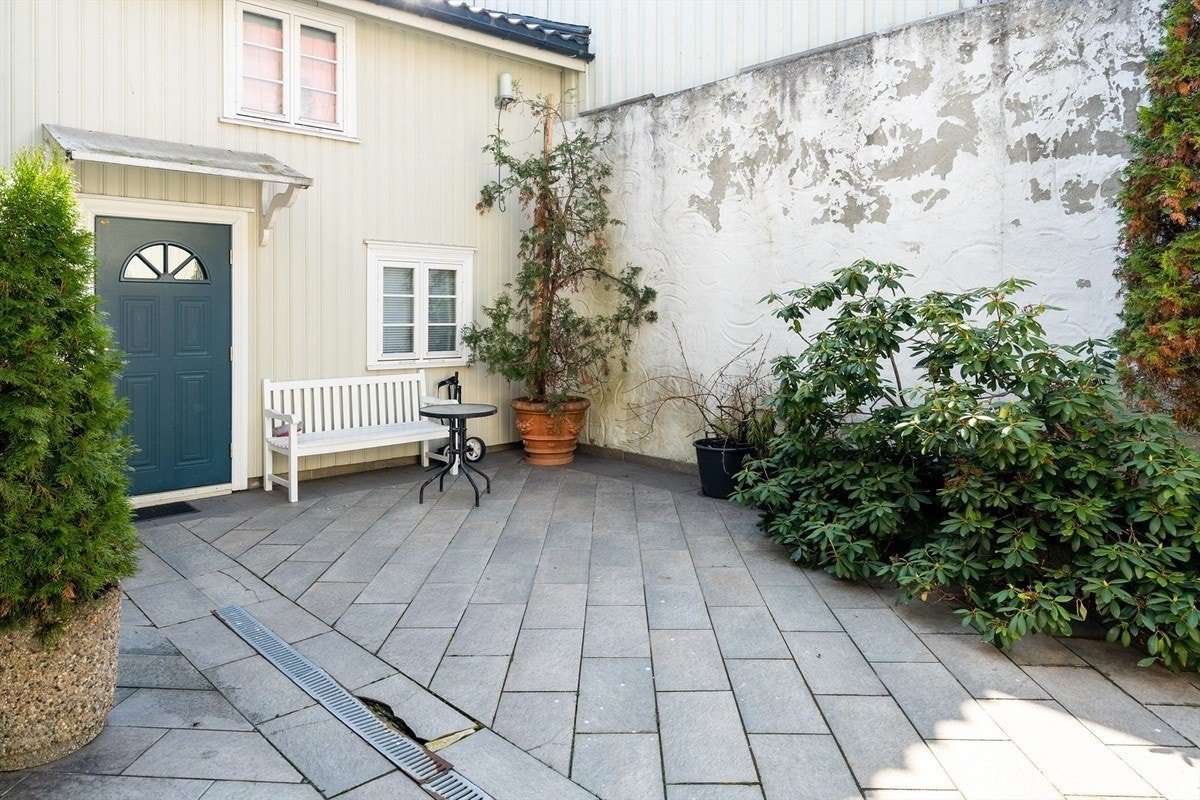 Fasade sommer (mur har blitt malt etter bildet ble tatt) Galleribilde