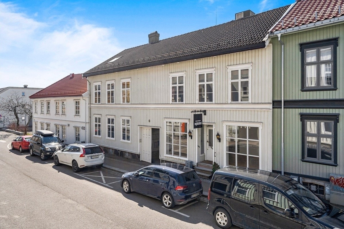 Fasade på bygård. Neglakademiet har nå blitt frisørsalong Galleribilde