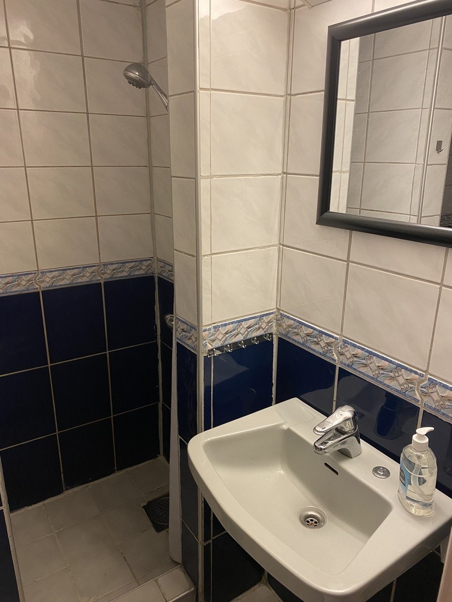 Flislagt bad med varme Galleribilde