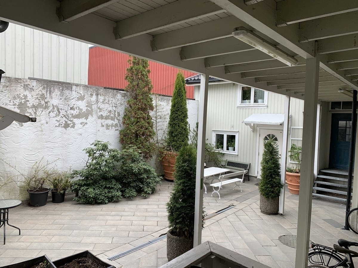 Hyggelig felles bakgård (mur har blitt malt i ettertid) Galleribilde