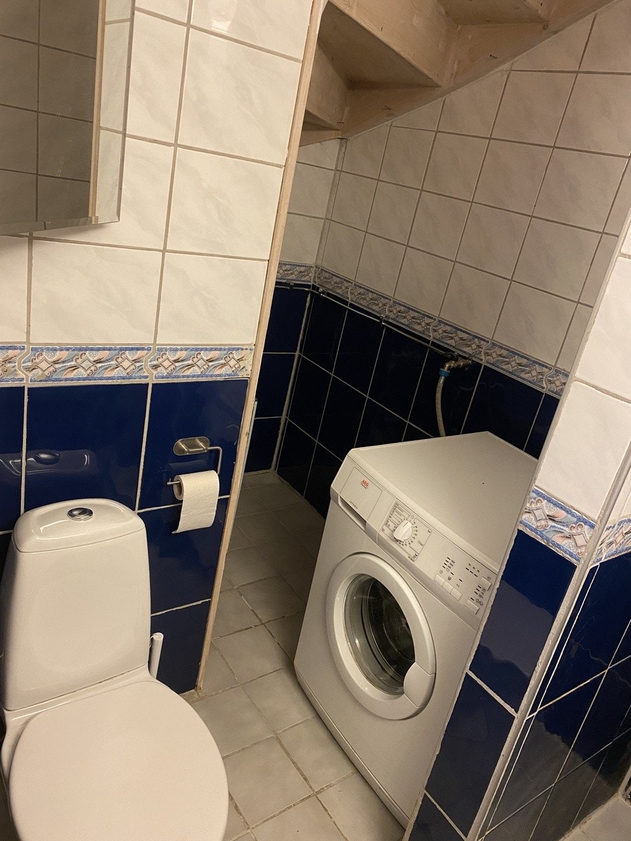 Flislagt bad med god plass til vaskemaskin (som følger med) Galleribilde