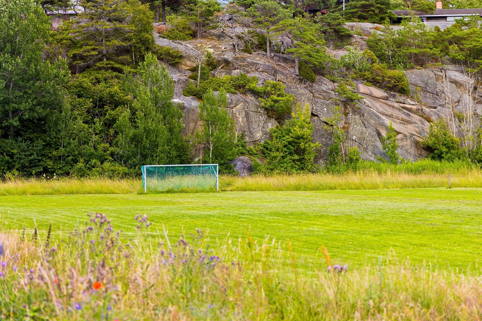 Et stenkast unna ligger det en fotballbane til stor glede for store og små. Galleribilde