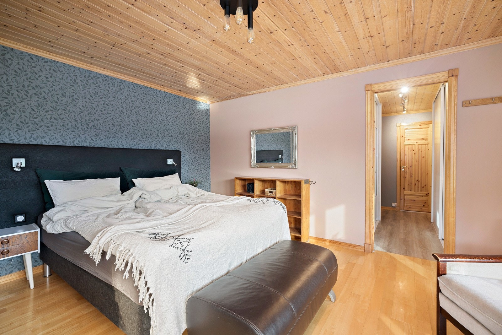 Romløsningen på hovedsoverommet er perfekt; i en privat fløy med eget bad, wc-rom og walk-in closet. Galleribilde