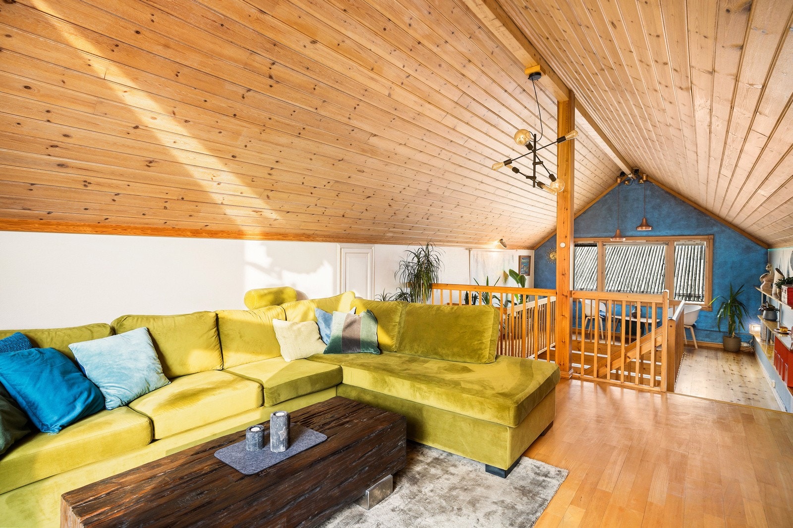 Loftstuen er elegant og arkitekttegnet, med plass til både kontorkrok og sofagruppe. Galleribilde