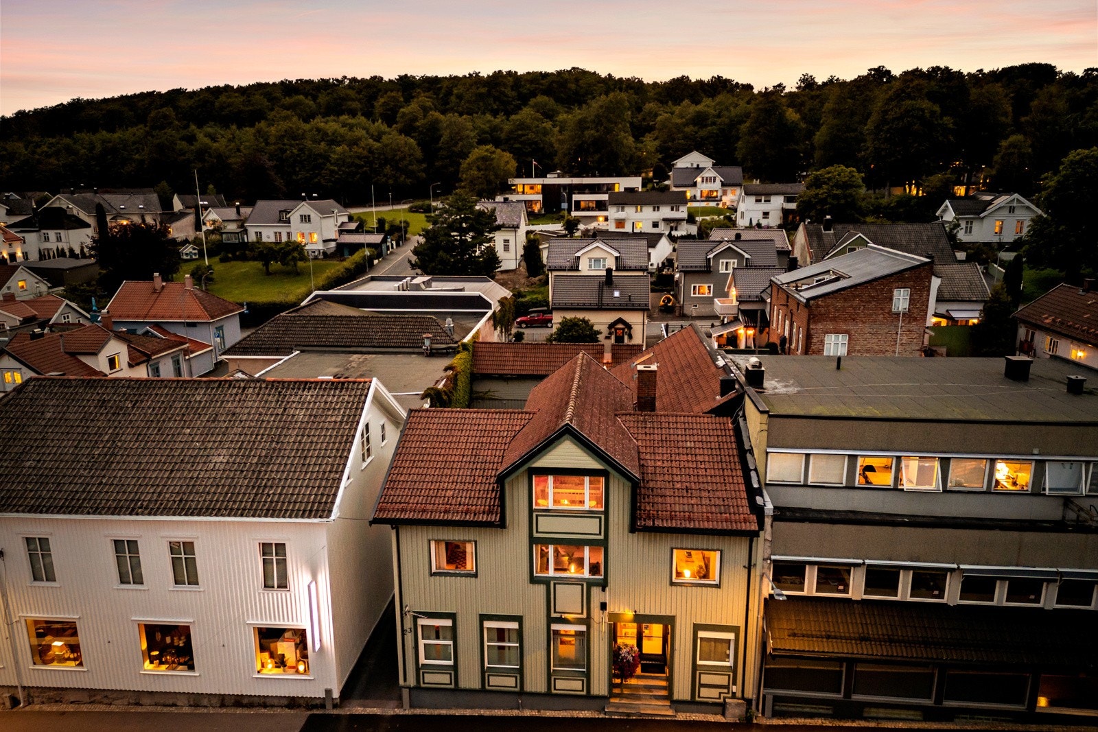 1. etasje i bygården er i dag et pensjonat, med tre hotellrom og egen inngang fra gaten. Galleribilde