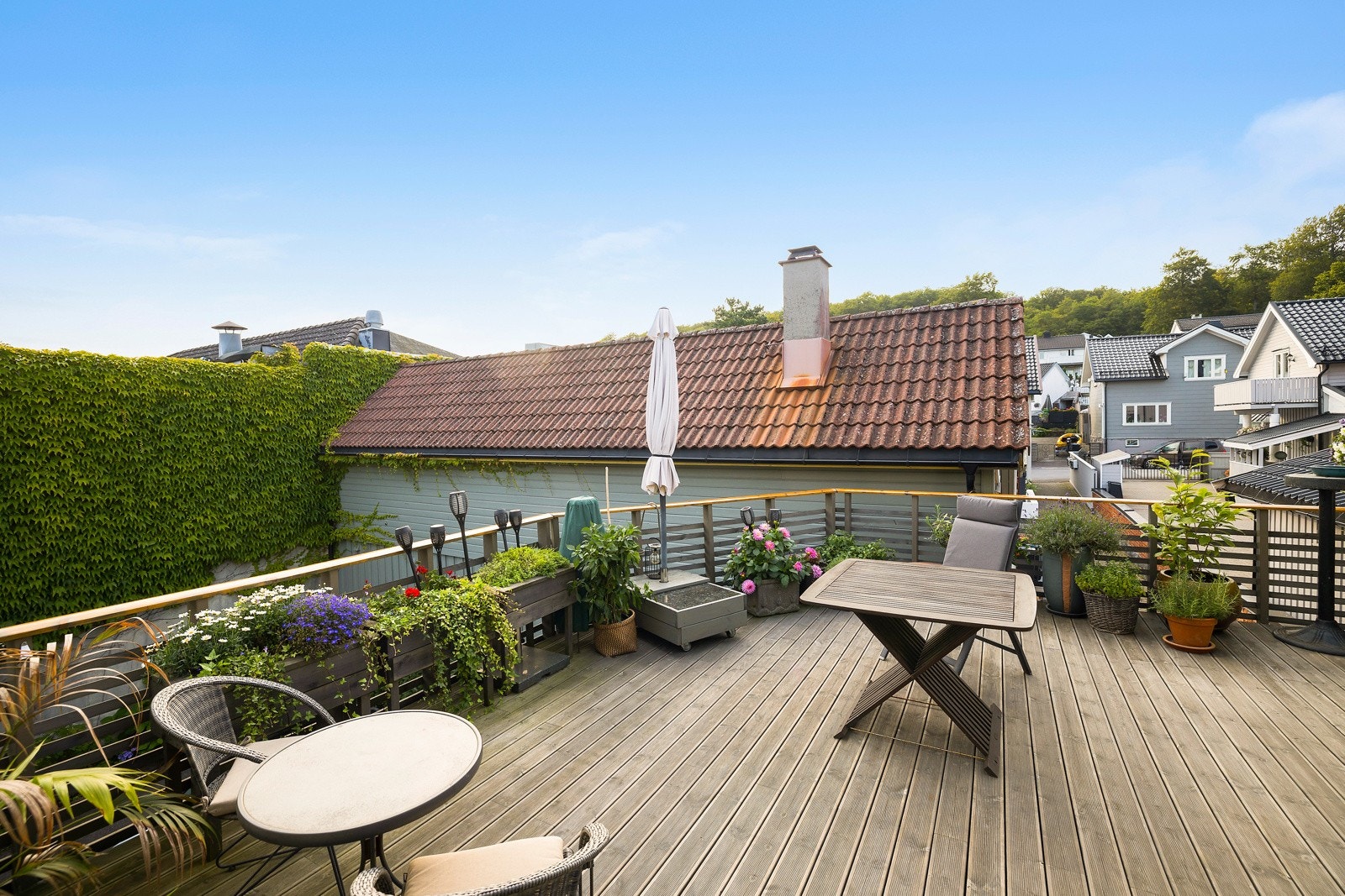 Hagestuen har utgang til en skjermet terrasse på ca. 31 kvm, med sol til langt ut på kvelden! Galleribilde