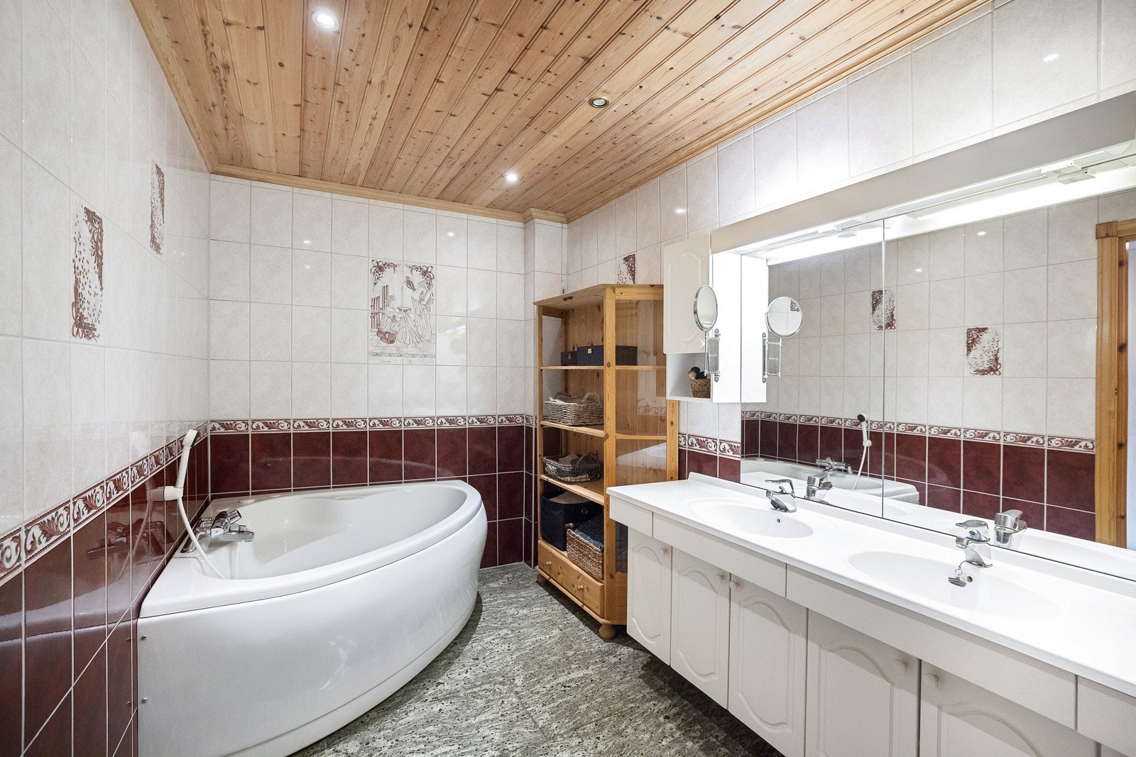 Hovedbadet er innredet med både dusjnisje og hjørnebadekar. Galleribilde