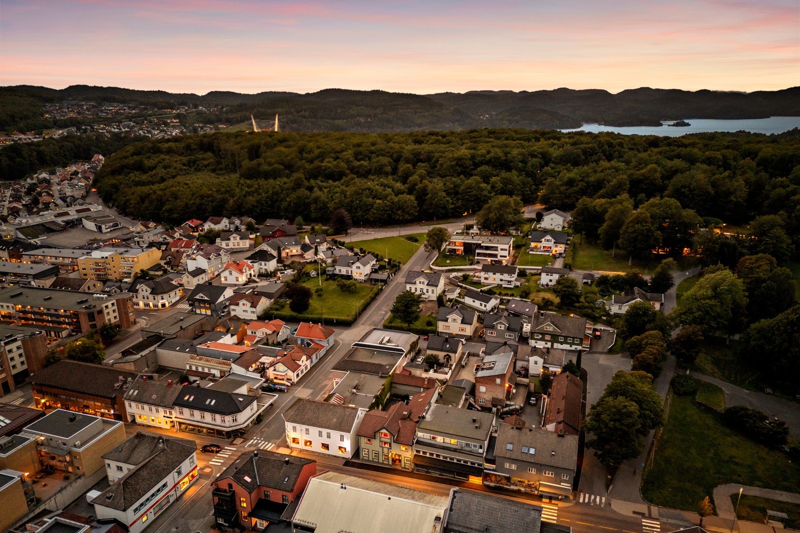 Idylliske Bøkeskogen og Farris i bakgrunnen. Galleribilde