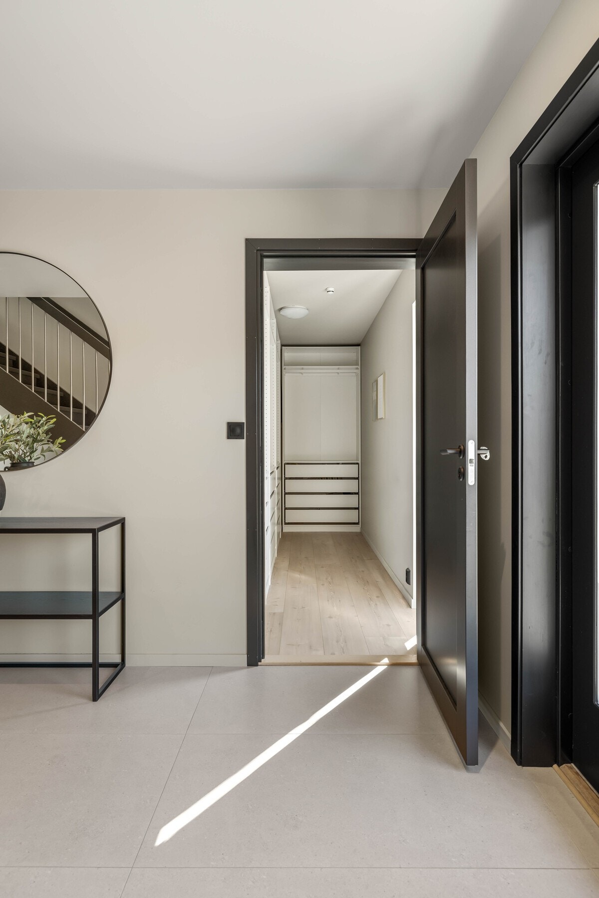 Praktisk walk-in garderobe ved inngangspartiet med gode oppbevaringsmuligheter. Galleribilde