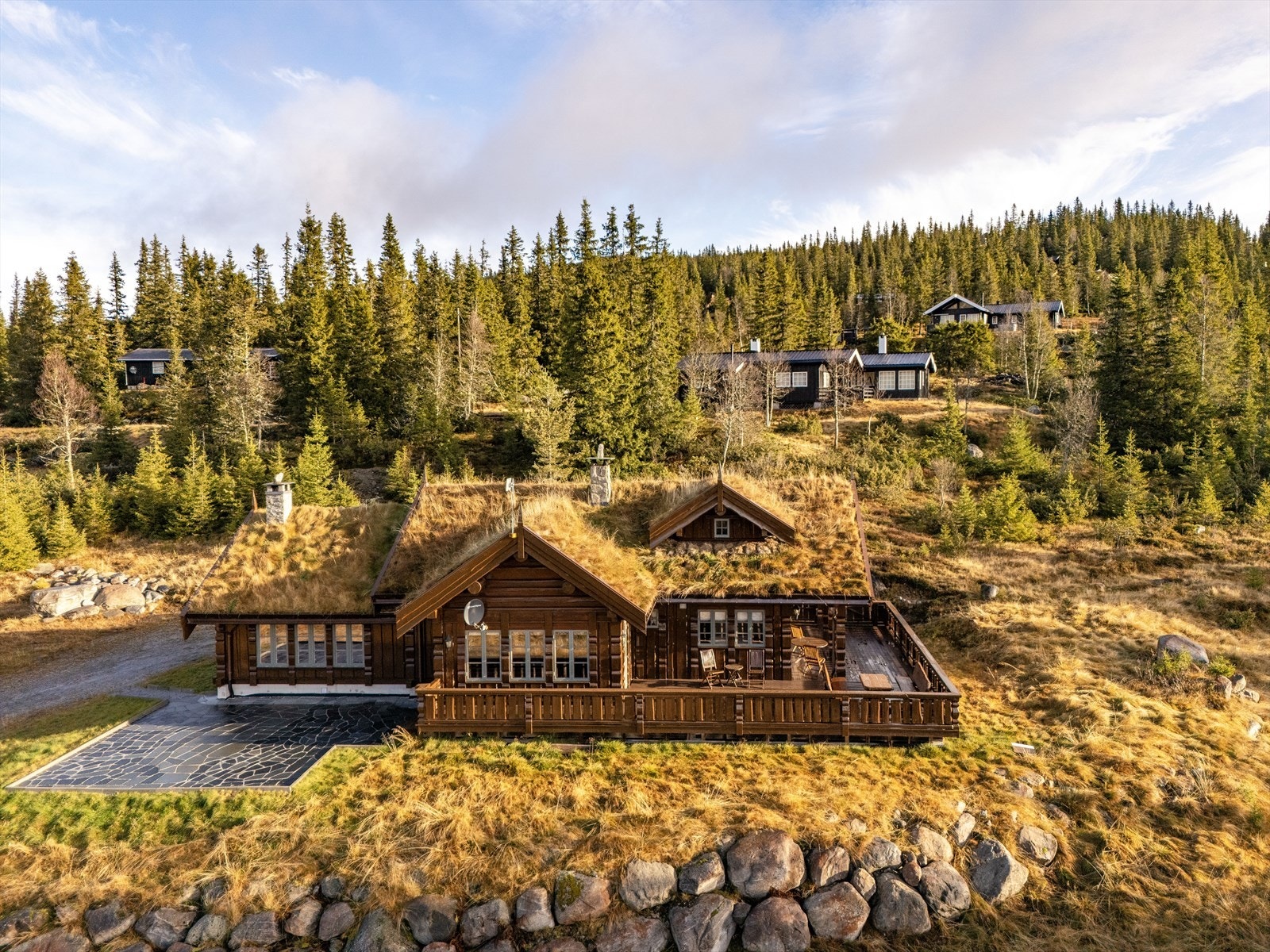Flott uteplass belagt med skifer, gir et eksklusivt og stilrent preg! Galleribilde