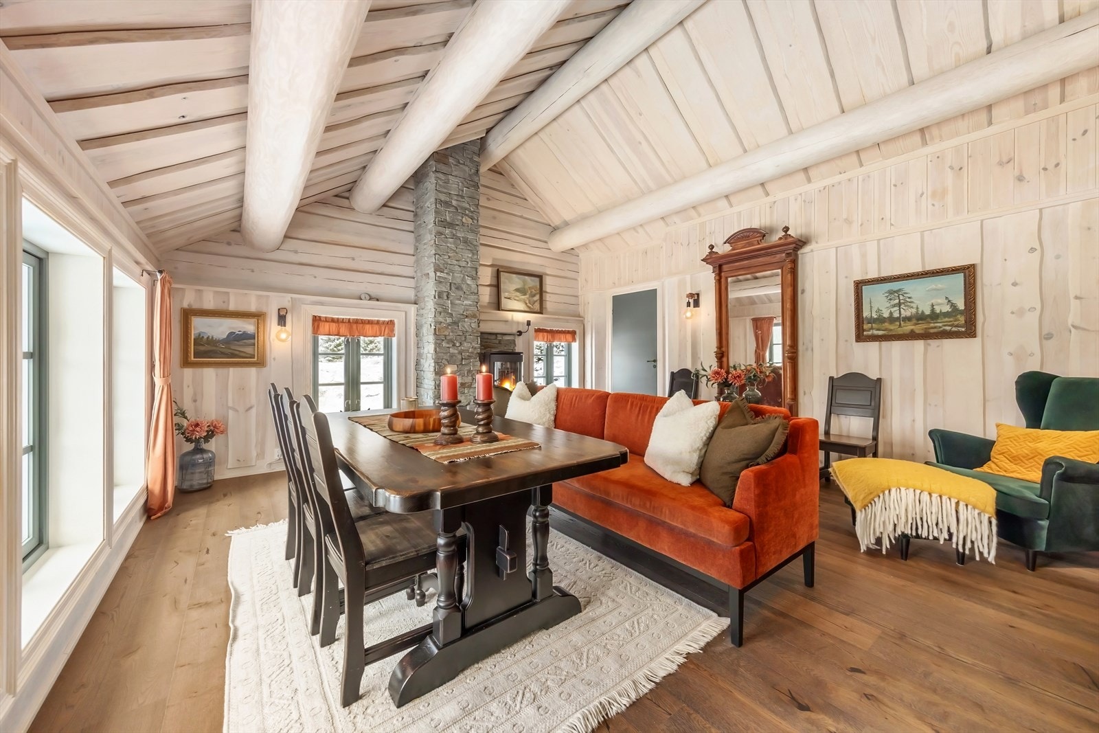 I stuen er det god plass til både spisebord og sitteplasser for hele familien. Galleribilde
