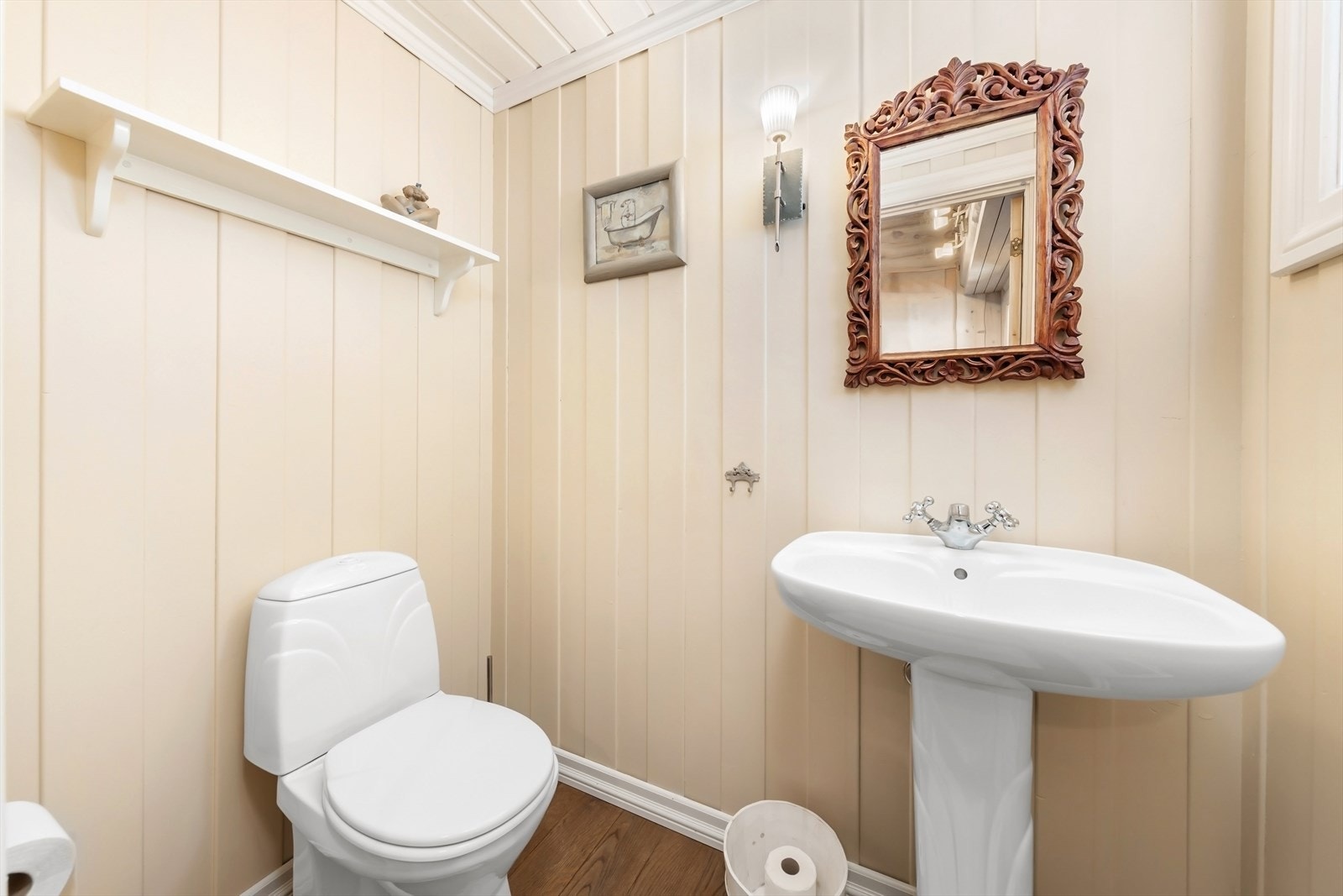 Toalett og servant fra Porsgrund i modellen "Lilje", gir et stilrent og tidløst design. Galleribilde