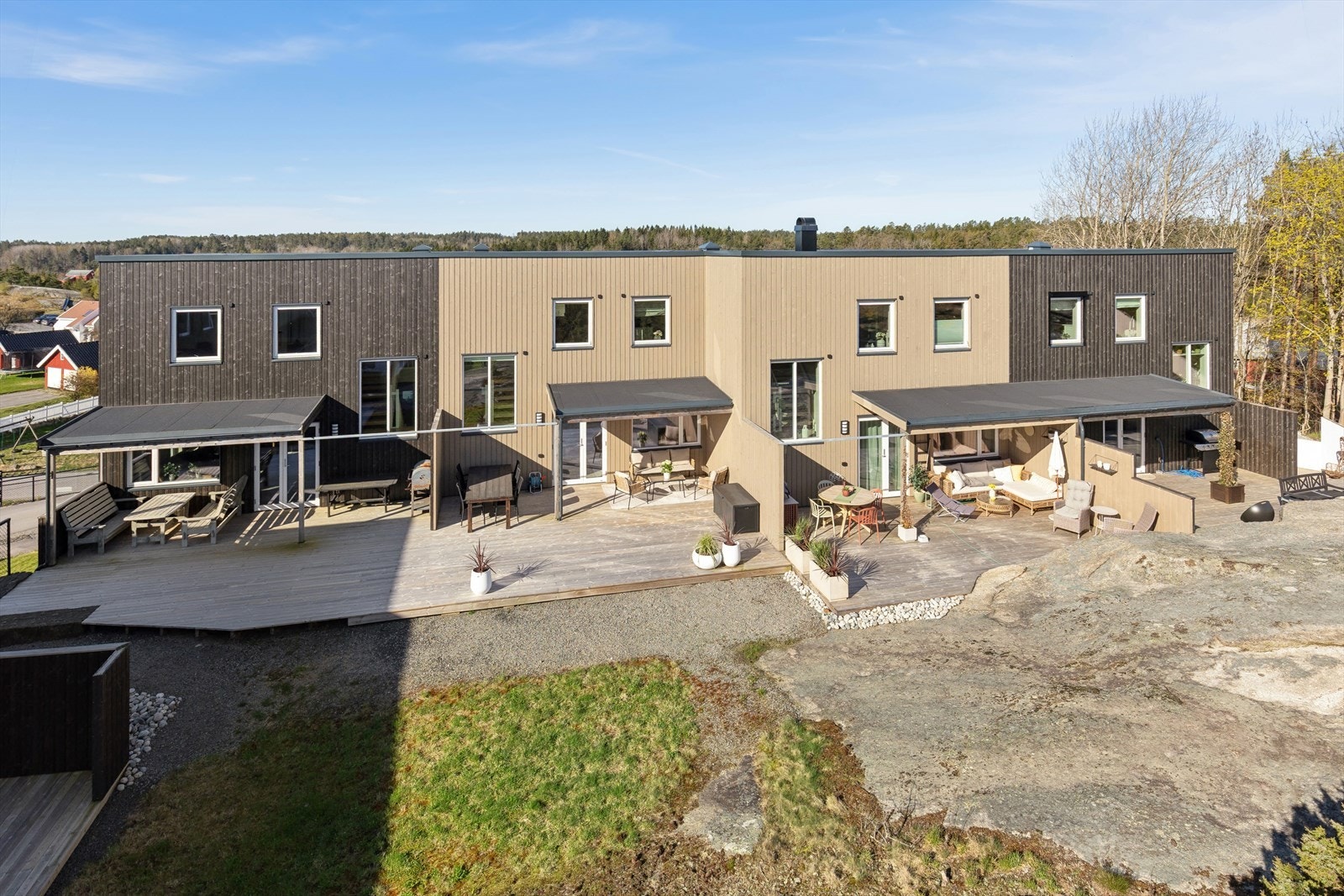 Uteplassen mot naturtomten har nordøstlig dreining. Galleribilde