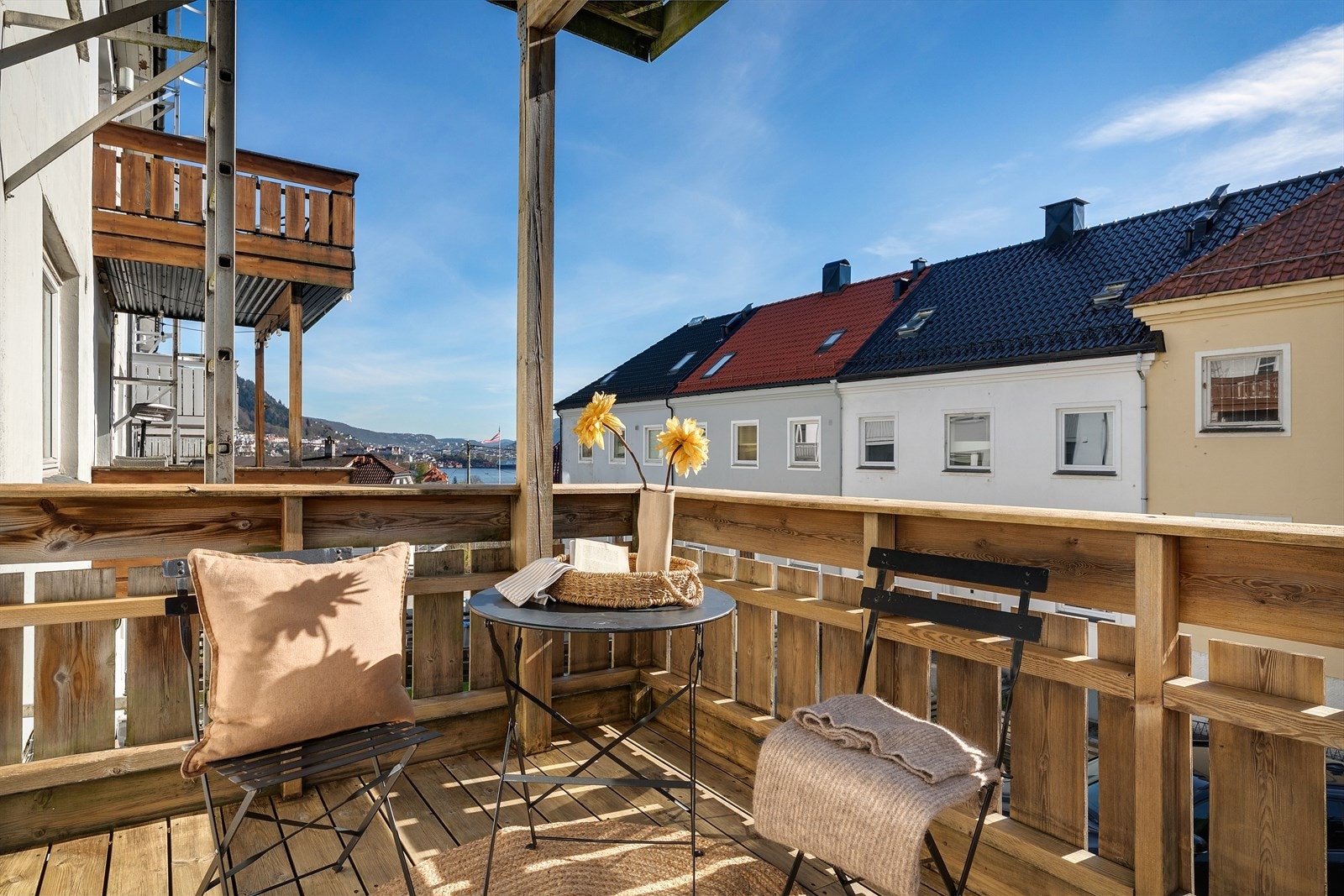 Den behagelige altanen gir deg et lunt uteområde med fin utsikt mot havet, perfekt for rolige morgener eller lange sommerkvelder. Her kan du nyte sjøluften og den åpne horisonten Galleribilde