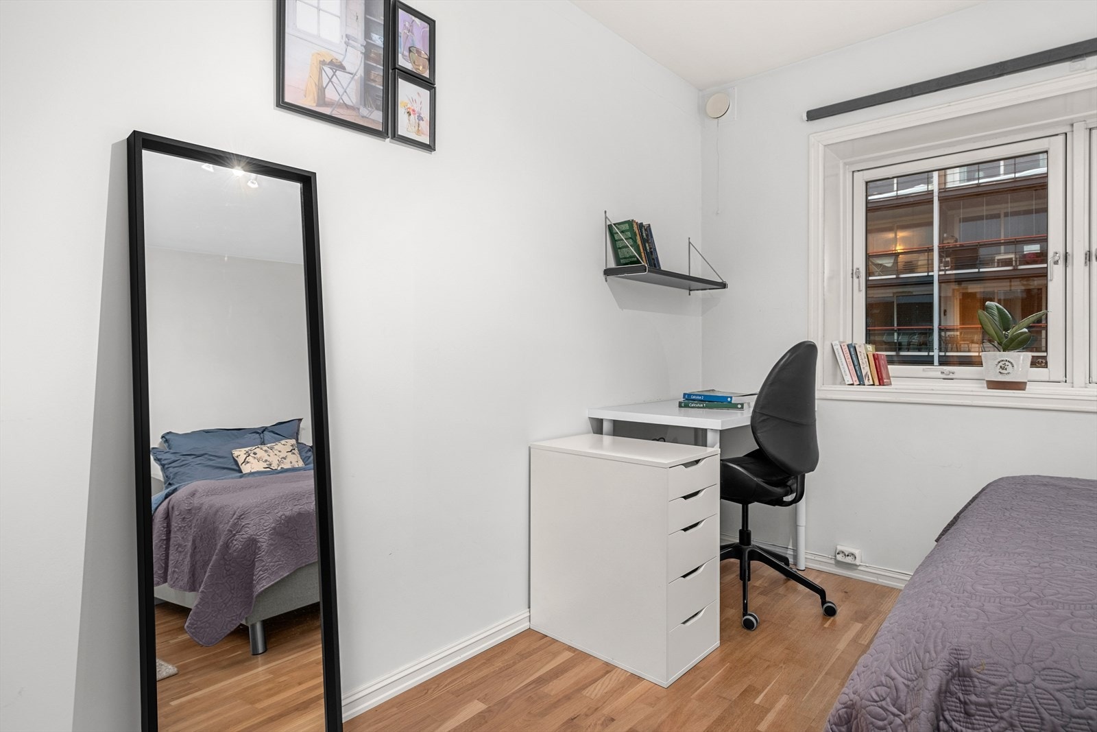 Begge soverommene ligger med fin beliggenhet på hver sin side av badet og toalettet Galleribilde