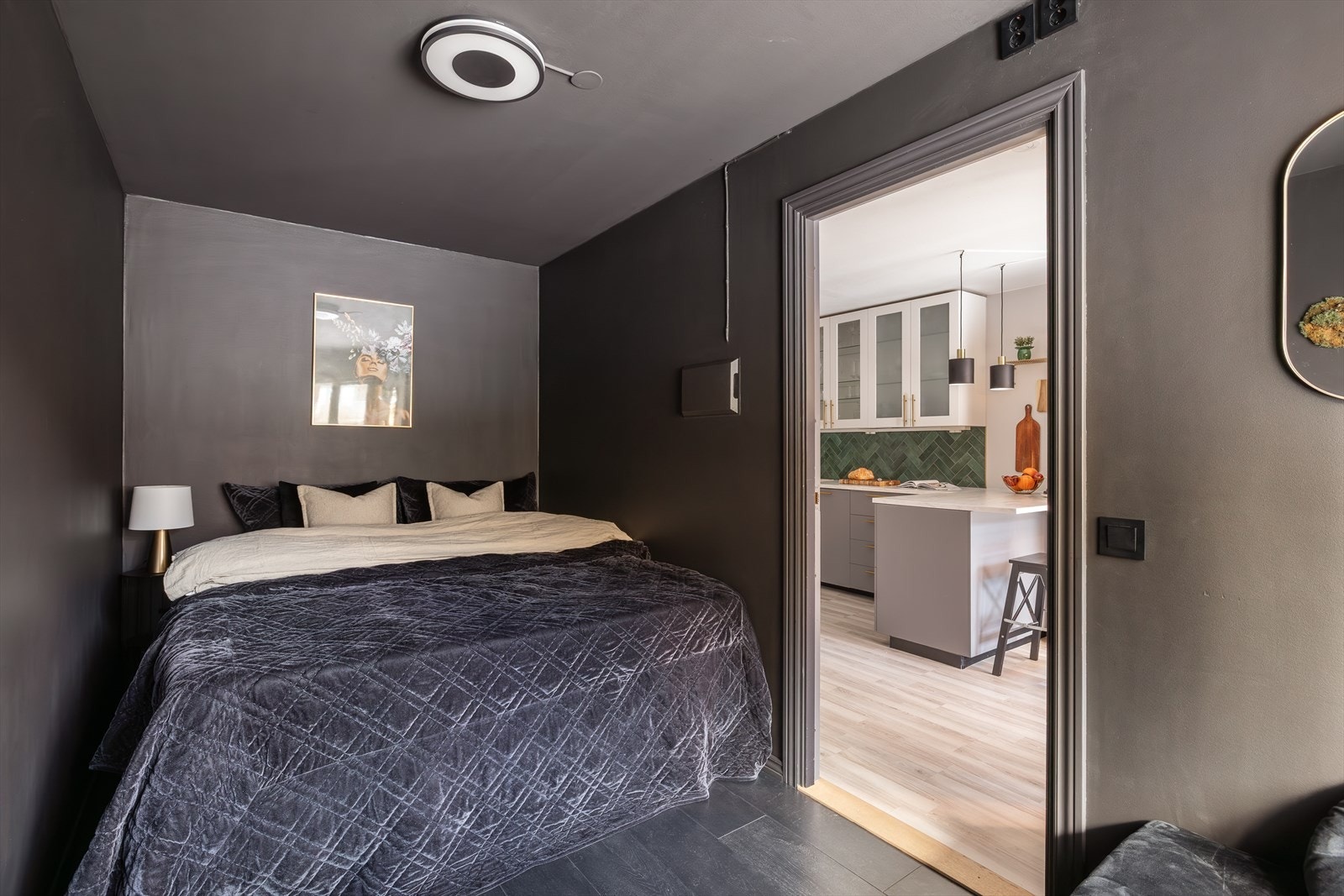 Hovedsoverommet har plass til dobbeltseng med nattbord, samt ekstra møbler som kommode, kontorpult eller garderobeskap. Galleribilde