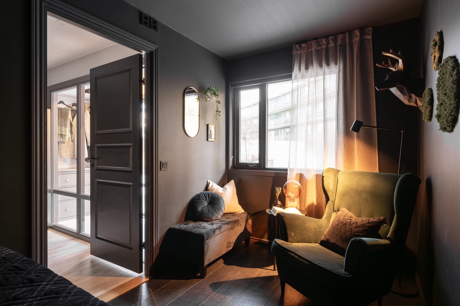 Rommet vender mot felles terrasse. Galleribilde