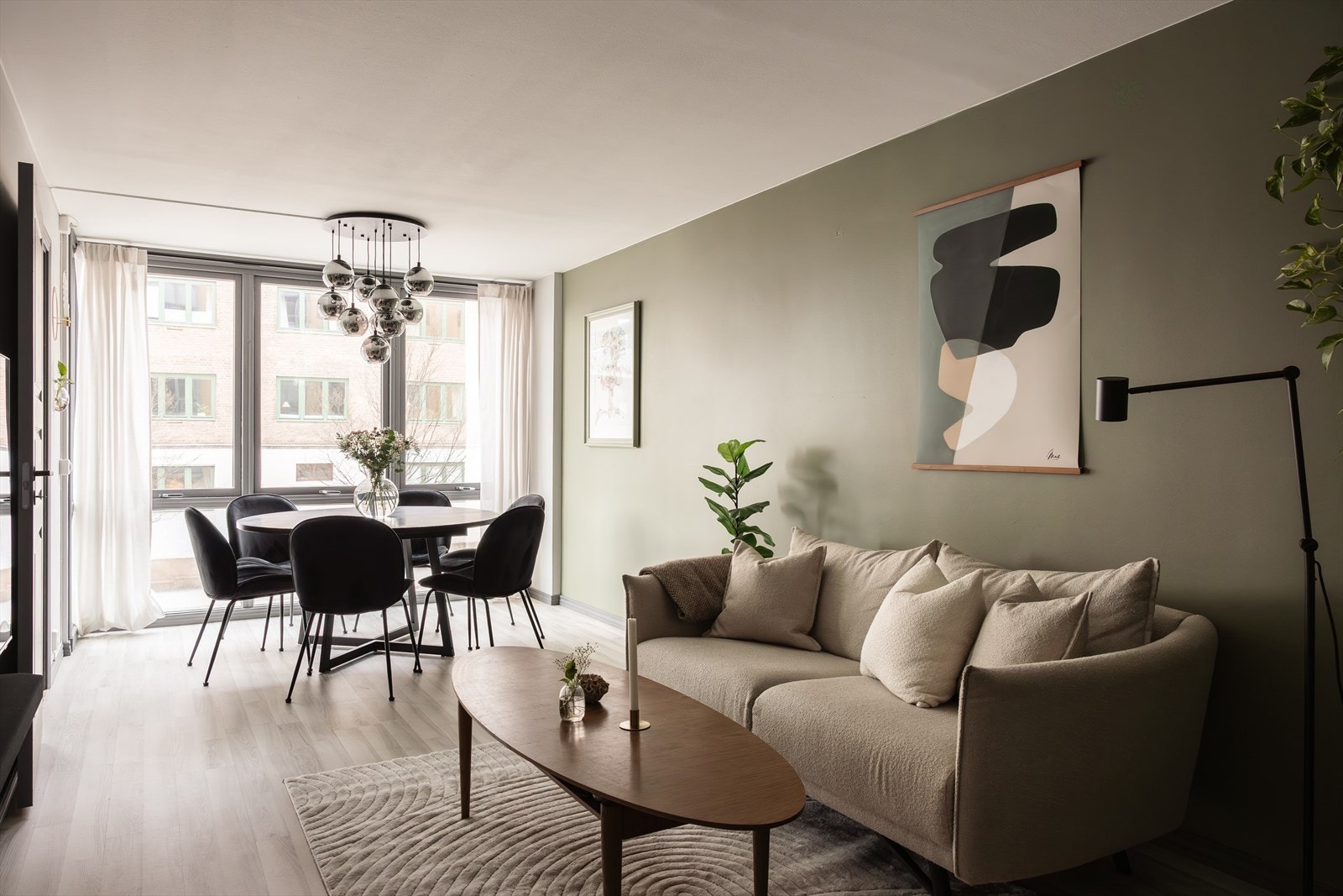 Her får du en flott, lys og gjennomgående 3-roms med romslig planløsning. Galleribilde