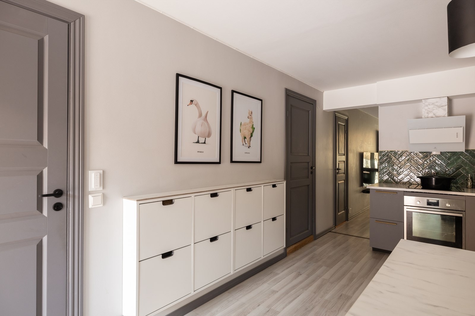 Fra kjøkkenet har man videre adkomst til hovedsoverom, bad og innvendig bod (walk-in). Galleribilde