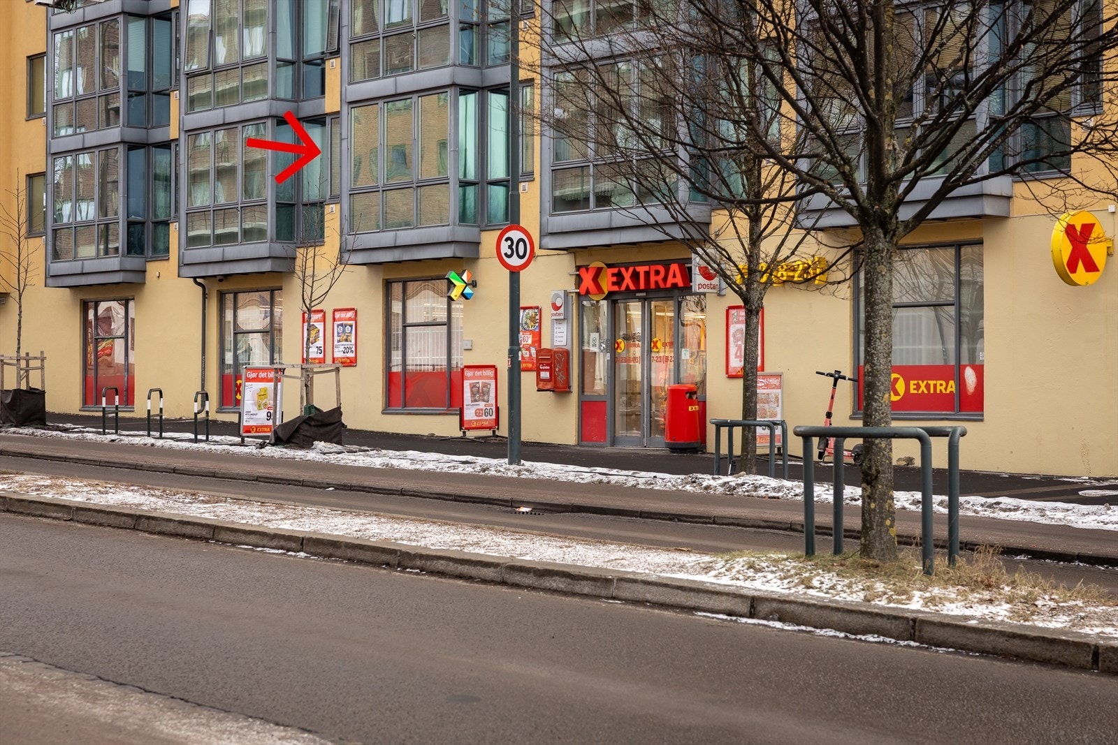 Vinduene har vindusfolie for innsynsskjerming Galleribilde