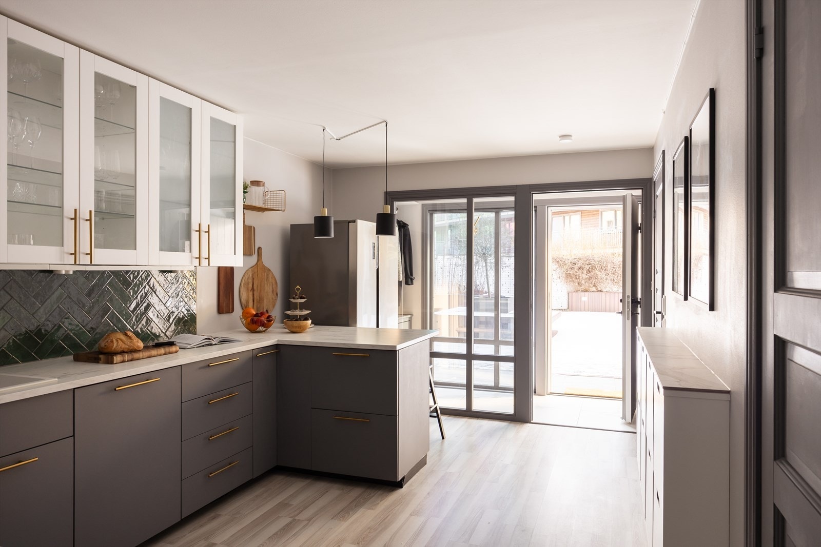 Store vinduer med vindusfolie for innsynskjerming, vendt ut mot felles terrasse. Galleribilde
