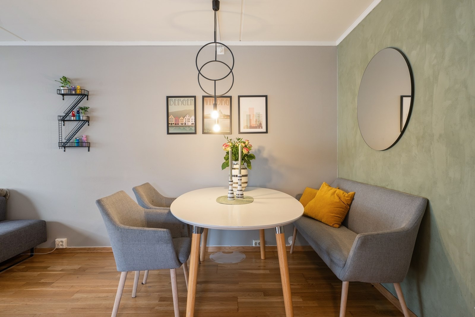 Hyggelig spiseplass i stuen med god romfølelse og tiltalende innredning. Galleribilde
