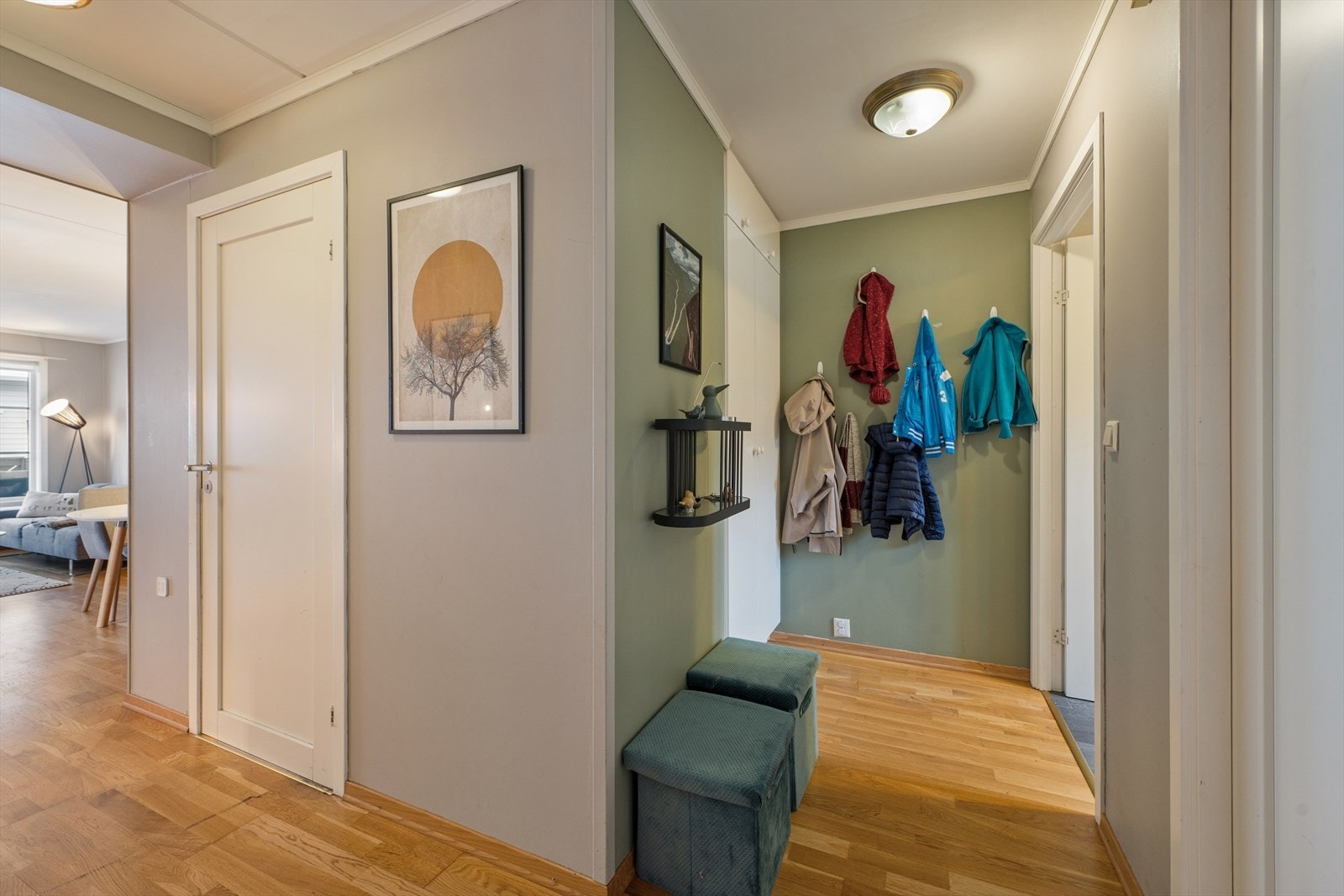 Videre inn i gangen åpner boligen seg med en gjennomgående layout, integrerte garderobeskap og hvor det er flere veggflater som egner seg godt for knagger. Galleribilde