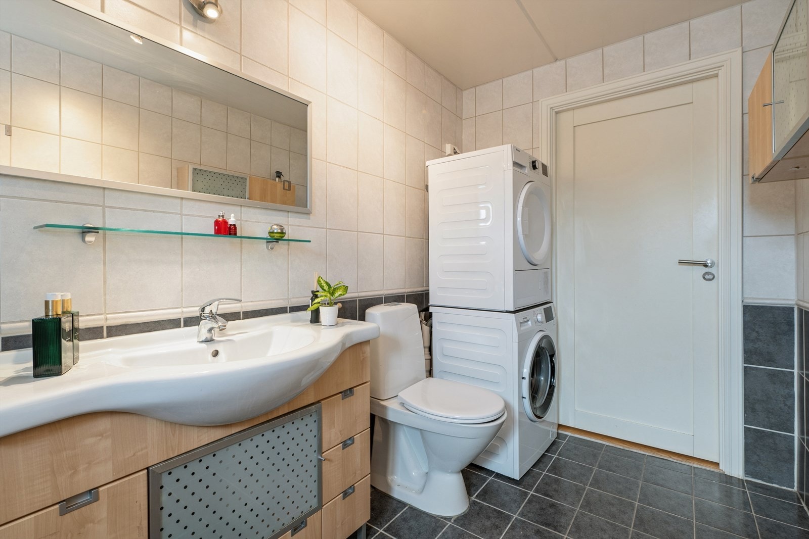 Innredningen består av servant nedfelt i baderomsmøbel med god benkeplass og lagringsmuligheter, samt opplegg for vaskemaskin. Galleribilde