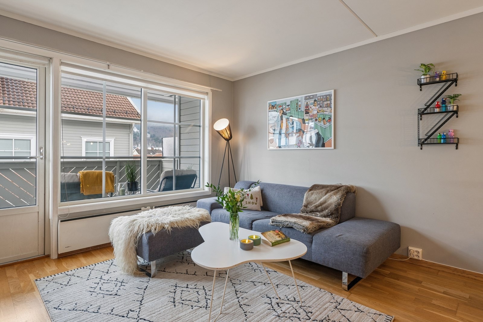 Fra stuen er det direkte utgang til en trivelig, takoverbygget balkong på ca. 10 m². Galleribilde