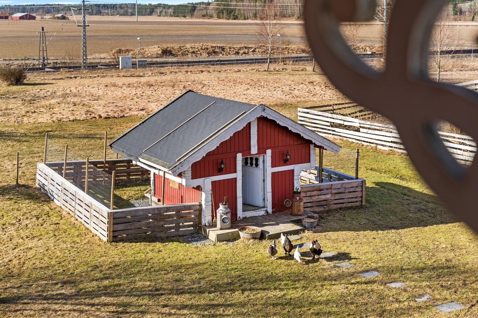 Hønene må også ha et sted å bo, og det er her Galleribilde
