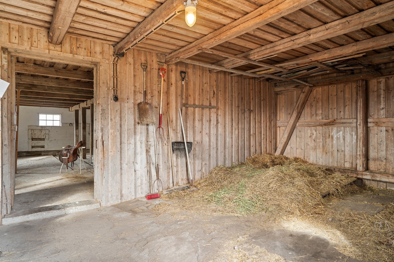I tillegg til hovedhuset følger en romslig låve, en dobbel carport og et stabbur. Galleribilde