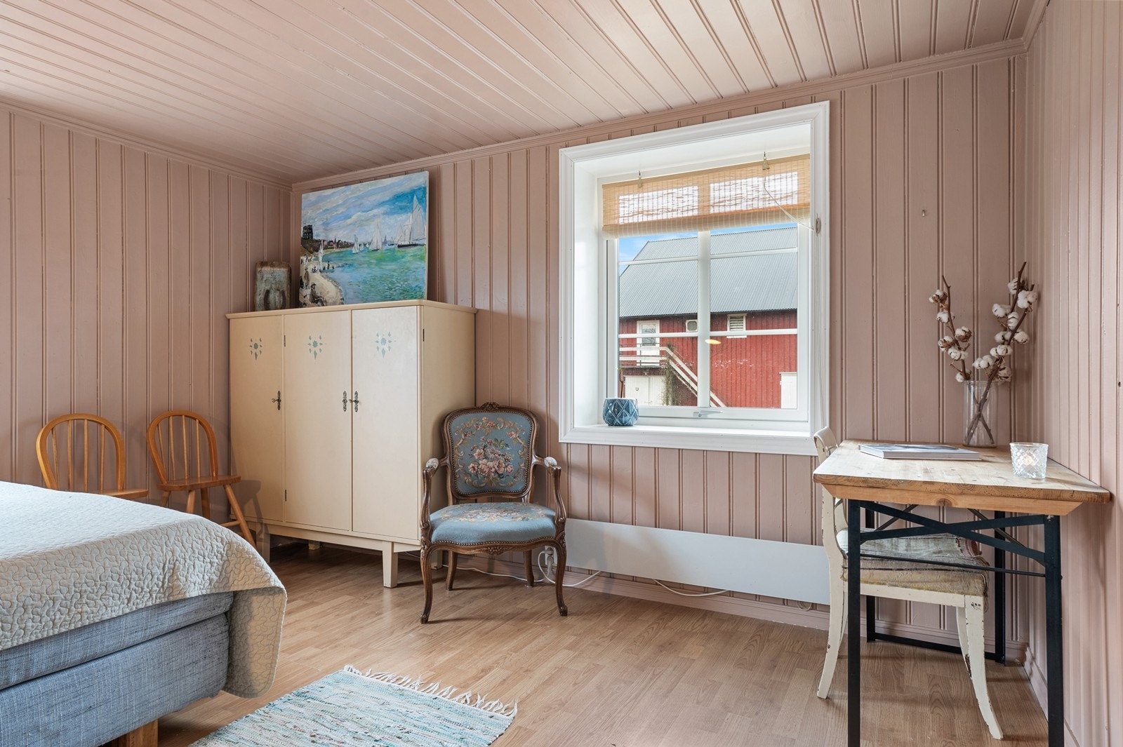 Soverommet har malt panel på veggene og laminat på gulvet. Galleribilde