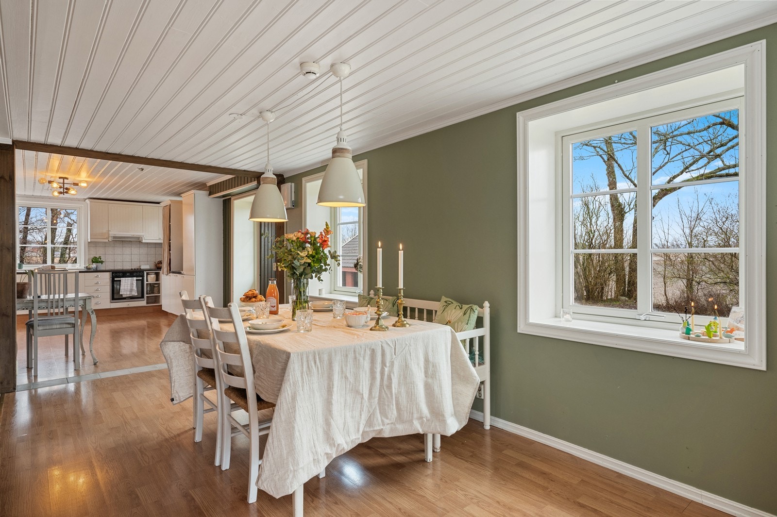 Spisestuen ligger i direkte tilknytning til kjøkkenet, perfekt for måltider med familie og venner. I boligen er det flere stuer så dine venner og familie kan serveres i flere av stuene, du velger. Galleribilde