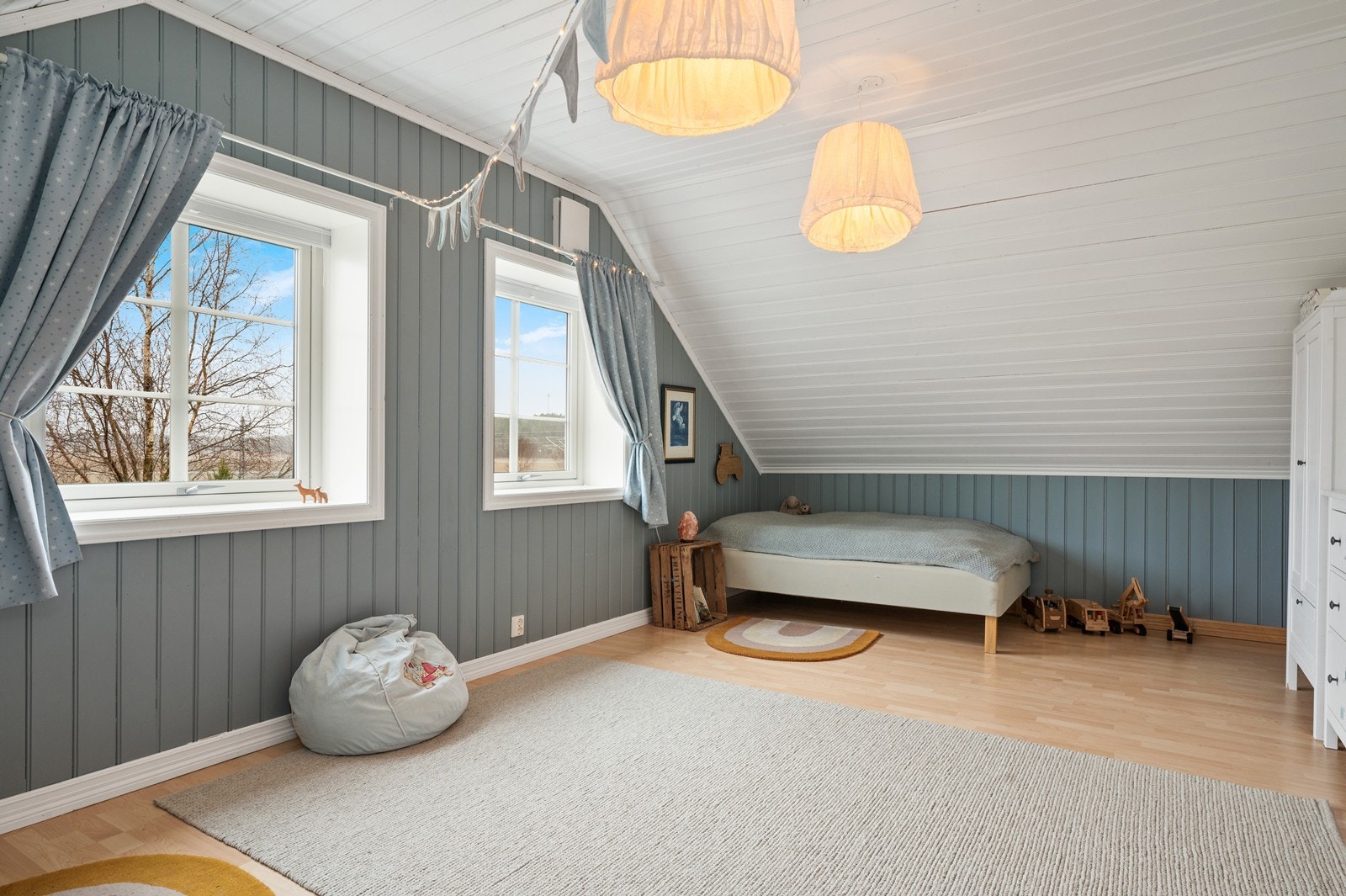 Dette soverommet har god plass til både seng og lekeareal. Kan også deles i to slik at det blir to mindre barnerom Galleribilde