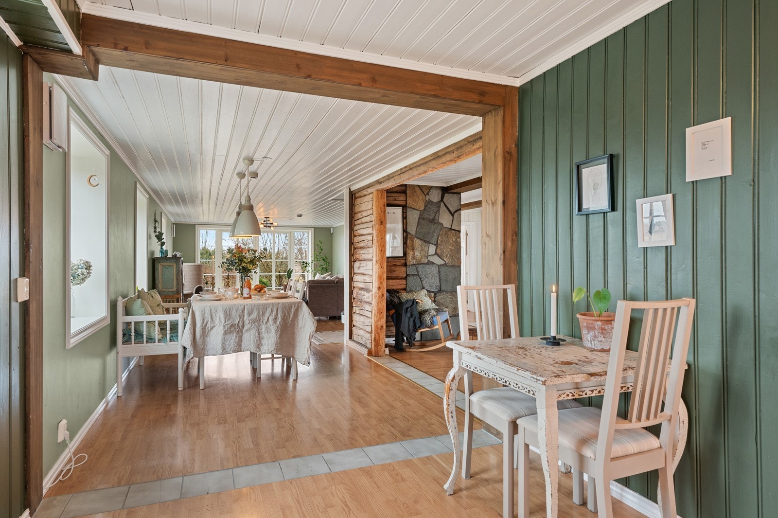 Fra kjøkkenet har man god oversikt over spiseplassen og stuen. Galleribilde