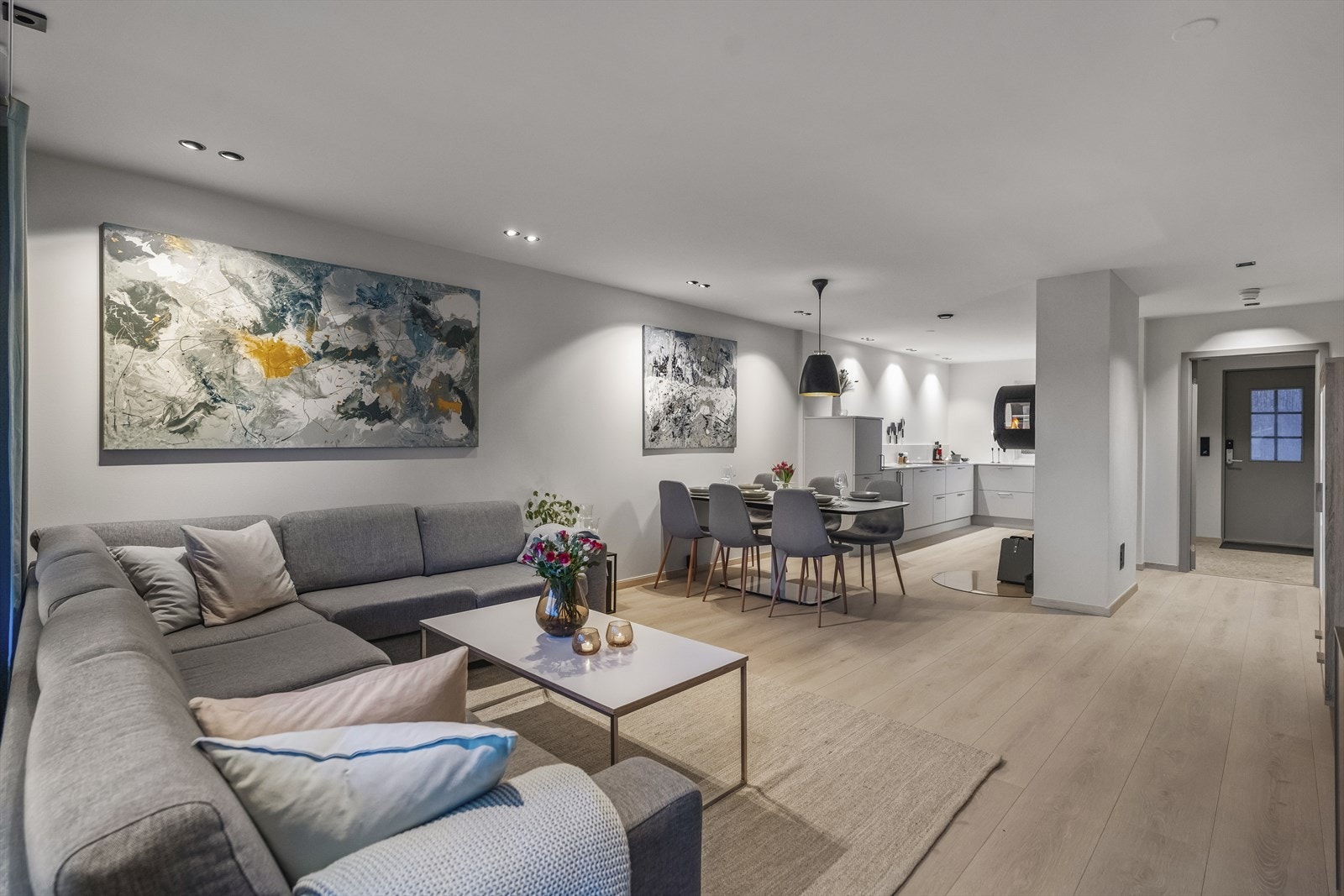 Med to stuer, to lekre bad, og tre soverom egner leiligheten seg godt både for familier og godt voksne. Galleribilde