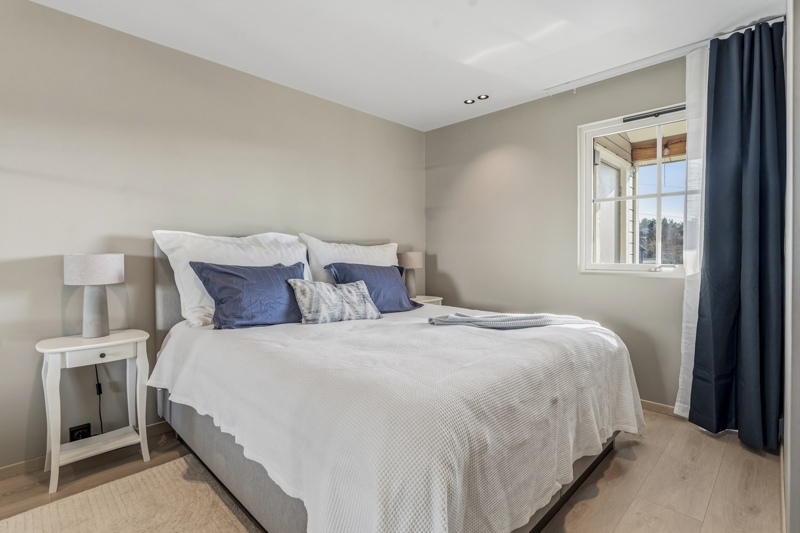 Hovedsoverommet nede er et avslappende tilholdssted med downlights, 1-stavs laminat og god plass til dobbeltseng. Galleribilde