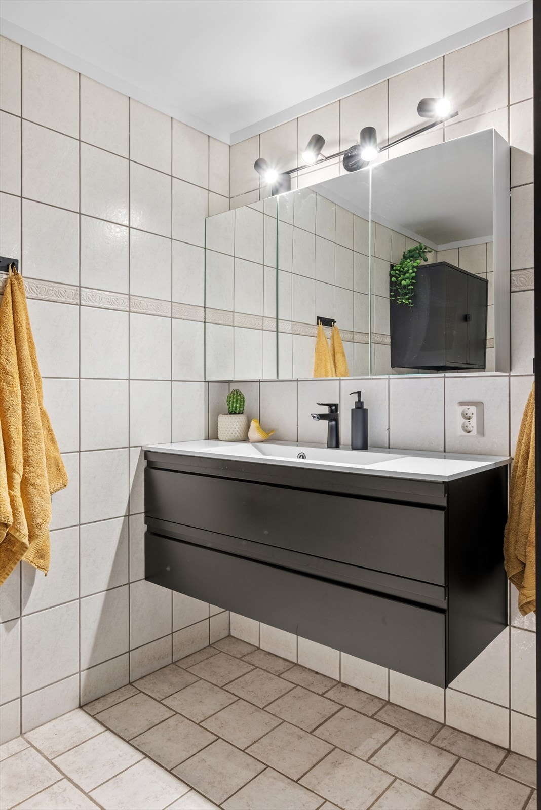 Badet har et areal på gode 5,9 kvm. Galleribilde