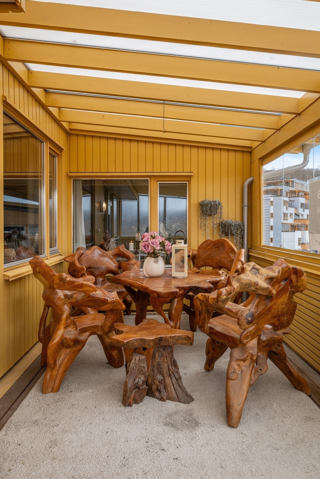 Delvis innglassert og praktisk takoverbygg. Galleribilde