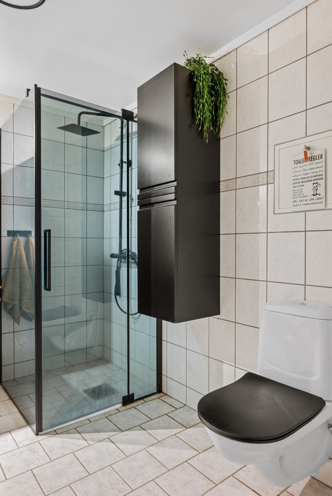 Praktiske, innfellbare dusjdører på badet. Galleribilde
