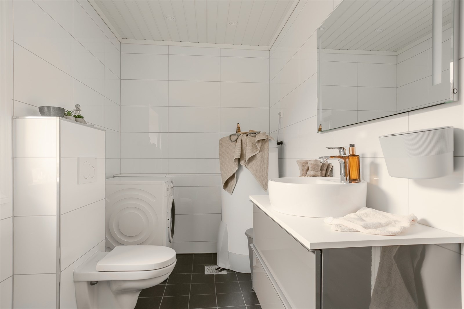 Badet har opplegg for vaskemaskin og godt med plass til tørketrommel Galleribilde