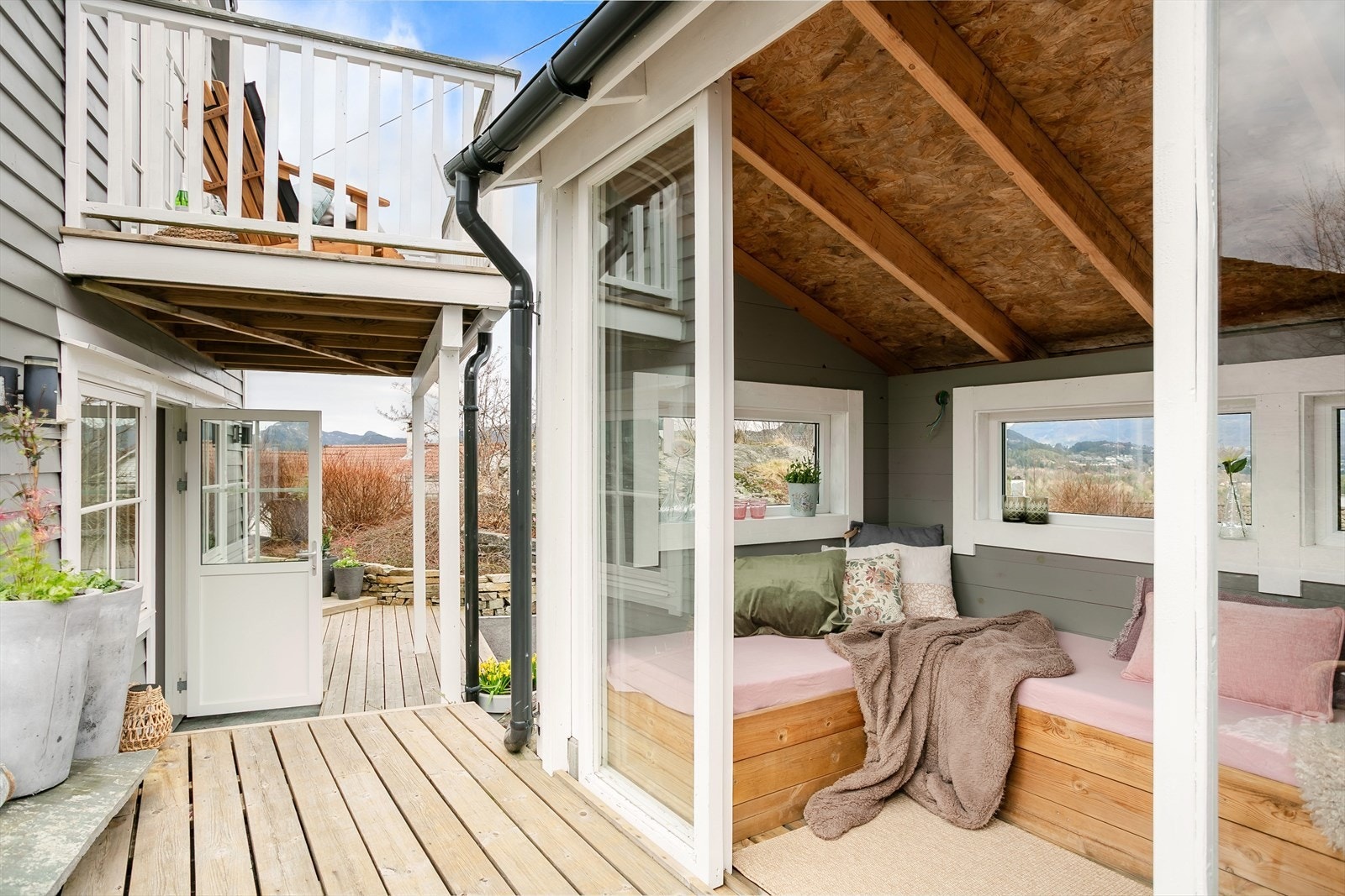 Meget pent opparbeidet terrasse med utestue Galleribilde