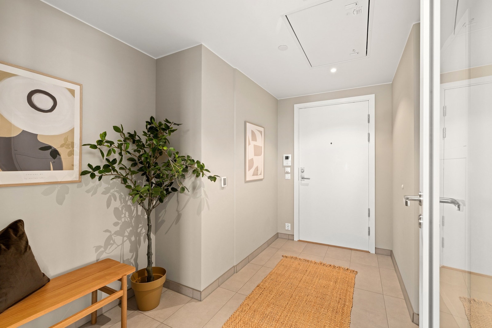 Velkommen inn! Romslig og lyst inngangsparti med god oppbevaringsplass. Galleribilde
