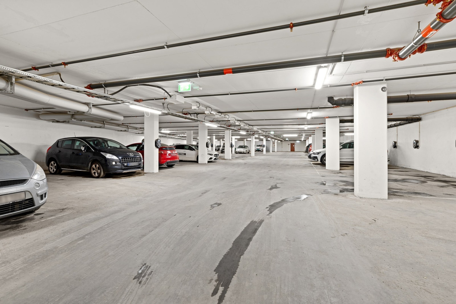 Det medfølger en garasjeplass med elbil lader. Galleribilde