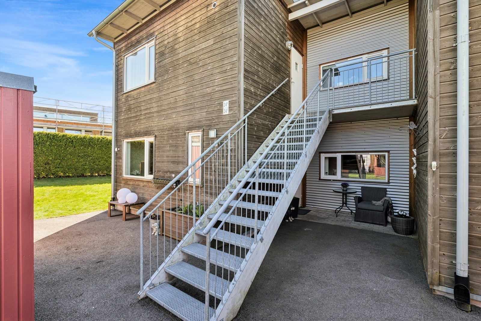 Leiligheten har egen inngang og enkel adkomst fra bakkeplan. Galleribilde