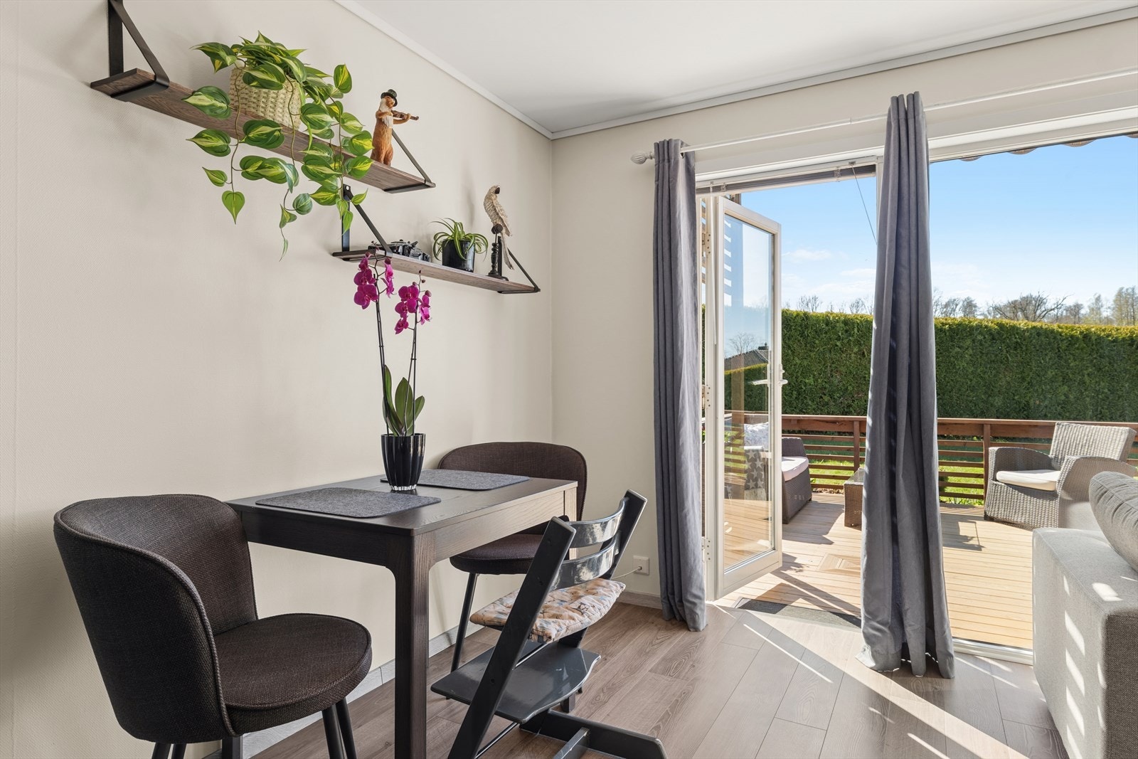 Fra stue og kjøkken er det utgang til terrasse mot sydvest. Galleribilde