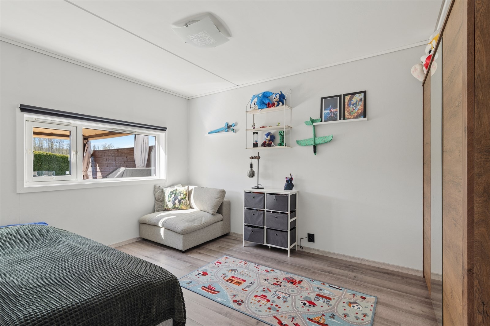 Stort soverom som ligger vegg-i-vegg med stua. Galleribilde