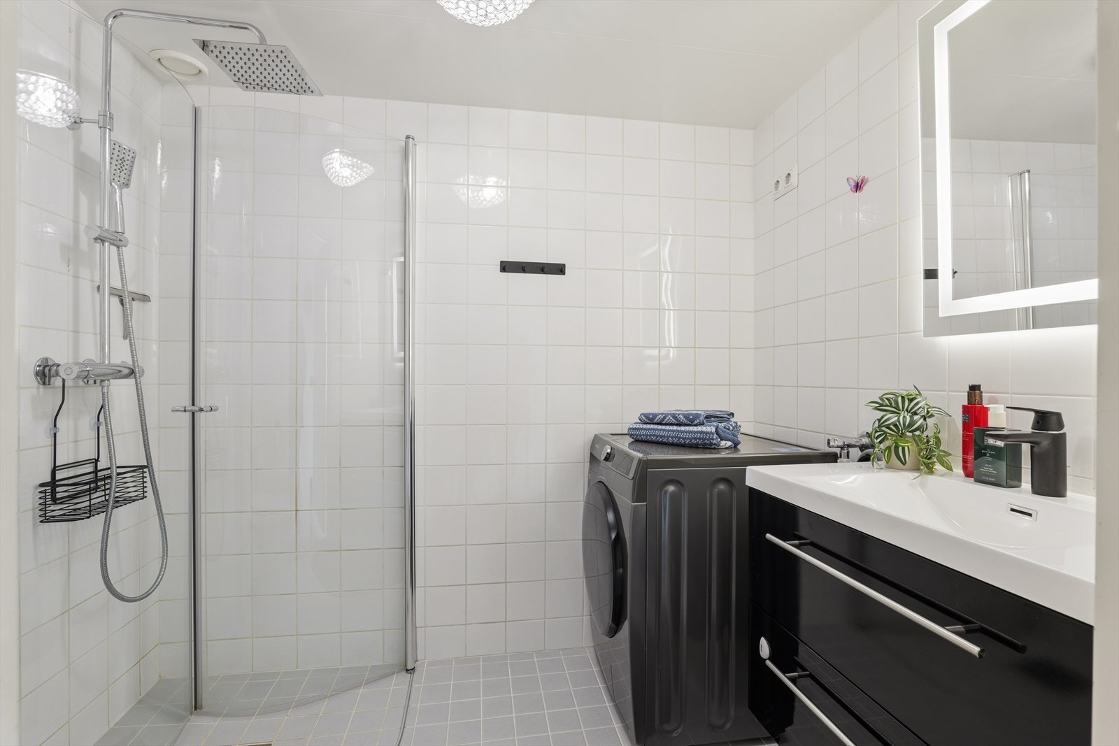 Stilrent hovedbad med varmekabler og opplegg for vaskemaskin. Galleribilde